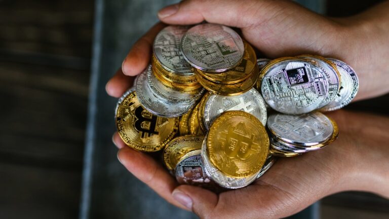 Bitcoin Falls to $95,000 as Altcoins Decline Amid Unchanged US Interest Rates