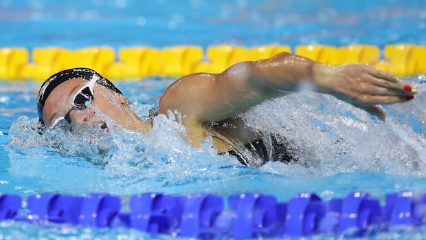 Summer McIntosh beats Katie Ledecky to claim world title in women’s 400m freestyle Summer McIntosh beats Katie Ledecky to claim world title in women’s 400m freestyle